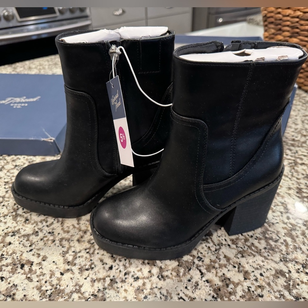 NWT Women’s Universal Thread Lilyan Black Boots block heel size 5 1/2